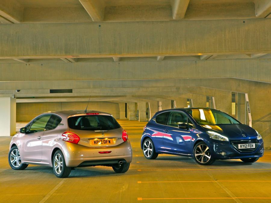  Peugeot 208 3-Door 2012 года  (UK) (фото 11 из 13)